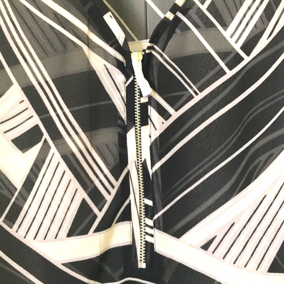 CHICO’S EASYWEAR BLACK AND WHITE TOP - Picture 2 of 5